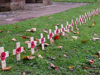 Wooden crosses with artificial poppies. Photo: Amanda Slater / Wikimedia Commons / CC BY-SA 2.0