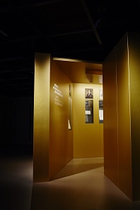 Entrance to the special exhibition “Famous – From the collection of the Finance Museum”.