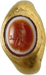 Lot 511. Gold ring with layered agate gem depicting a hoopoe. Early Imperial times. Work of an exceptional quality. Estimate: 3,500 euros.