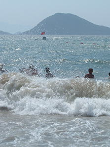 Bathing fun off Turgutreis Beach – but don’t touch anything while snorkelling! Photo: Tomas Petrik. CC BY-SA 3.0.