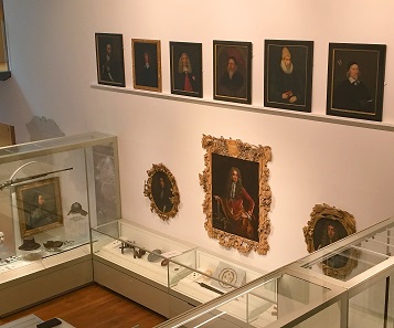 View inside the ‘Ashmolean Story Gallery’. © Ashmolean Museum, University of Oxford.