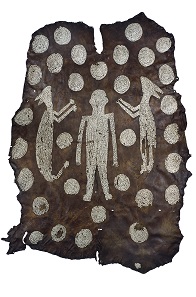 Powhatan’s Mantle. From southern Chesapeake Bay region, Virginia, United States of America, c. 1600-38. Leather, shell and sinew, 235 x 160 cm. © Ashmolean Museum, University of Oxford.