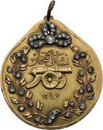 299 / Lot 7197: Medal of Achievement of the Order of Glory. 1831. From the Ottoman Collection. RRRR. II. Estimate: 5,000,- euros. Hammer price: 38,000,- euros.
