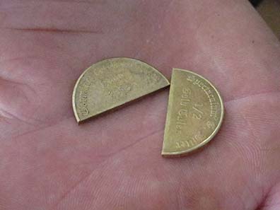 Golden half crown. Photo: UK.