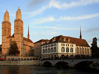 Fig. 2: View of Großmünster and the Wasserkirche. Photo: Roland, zh / Wikipedia