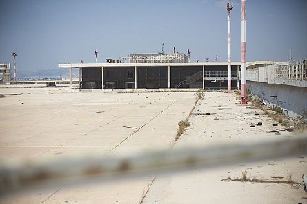 The taxiing lane of Athen’s Ellinikon Airport which has been put out of service in 2001. Photo: Dennis David Auger / Wikimedia Commons / CC-BY-SA 4.0.