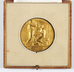 The genuine Mommsen medal in Marbach. Photo: Chris Korner/DLA Marbach.