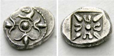 No 15 Stagira(?) (Macedonia). AR-trihemiobol, c. 520-480 B. C. Protome of a horse and three flower buds. Rev. floral pattern within square incuse. Traité cf. 2 / I, 1853 (triobol). M&M 73, 78. Good extremely fine. Estimate: 650 CHF. End result: 10,925 CHF.