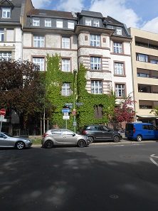 Bornwiesenweg 34, where the numismatic dealership Peus is headquartered.