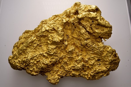 723 - Gold nugget from Western Australia in high fineness. 3,787g of gold. Accompanied by a certificate of the University of Bern. Estimate: CHF 200,000. Hammer price: CHF 260,000.