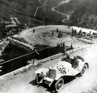 The Klausen pass was also the location of the historic Klausenrace. In this photo we see Walter Kaufmann with Steiger ‘Sport’ 11/55 PS (2nd) with his co-driver Hans Mensch at the II. International Klausenrace in 1923.