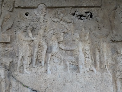 Shapur I presents the Roman emperors he defeated: Philippus Arabs kneeling, Gordian III being tramped down by Shapur's horse, Valerian led by Shapur in captivity. Rock relief at Tang e-Showgan. Foto: KW.
