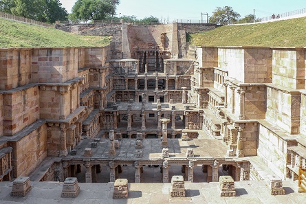 A railway line was supposed to be built directly at the stepwell Rani ki vav in Gujarat, a UNESCO-World Heritage site. The current law demanded a change of plan - that kind of consideration will not be necessary in the future. Photo: Bernard Gagnon / CC BY-SA 3.0
