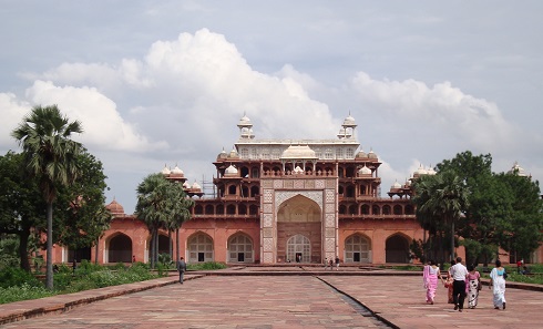 According to the new law, the newly planned highway could have been built within the buffer zone of Akbar’s tomb in Agra, too, which is the largest tomb in India in terms of surface area. Photo: Adrianne Wadewitz / CC BY-SA 3.0