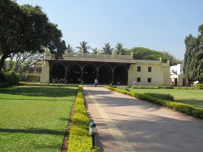 The government had planned on building a hospital complex all the way up to the Palace of Tipu Sultan. In the future this will be possible without any problems. Photo: Ibrahim Husain Meraj / CC BY-SA 4.0