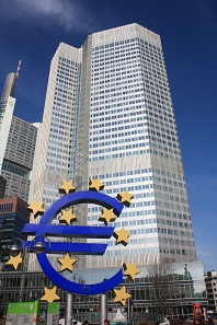 The Euro sign in front of the European Central Bank building in Frankfort. Photo: J. Patrick Fischer / by-cc 3.0.