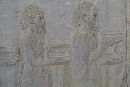 Apadana in Persepolis: The Ionians bring fine fabrics and jars made of precious metals as gifts to the Persian King. Photo: KW.
