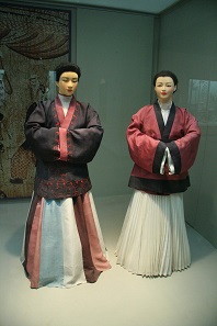 The traditional Hanbok, which is part of the Korean woman’s costume, features a similar structure as the Olympic medals. Photo: bdnegin / Wikipedia CC-BY 3.0.
