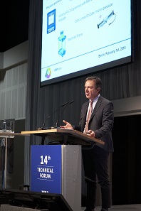 Dr. Giulio Locatelli introduces his new oil-hydraulic press. Photo WMF / Andreas Schölzel.