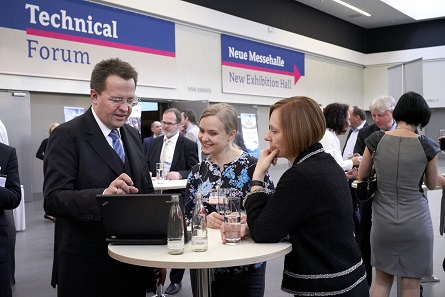 Dr. Manfred Matzinger-Leopold from the Münze Österreich is talking to colleagues from the Mint of Finland. Photo: WMF / Andreas Schölzel.