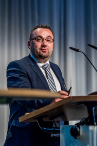 Siemowit Kalukiewicz (Mint of Poland) demonstrated what variety of shapes coins could have in the future. Photo WMF / Andreas Schölzel.