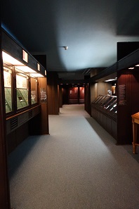 The exhibition is split: There are coins on one side and medals, banknotes and orders on the other. Photo: UK.