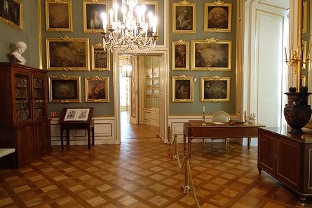 The corresponding desk, with an antique vase at the right. Photo: UK.