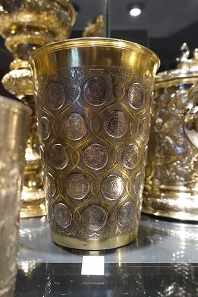 A cup with portrait coins of the Polish kings. Photo: UK.