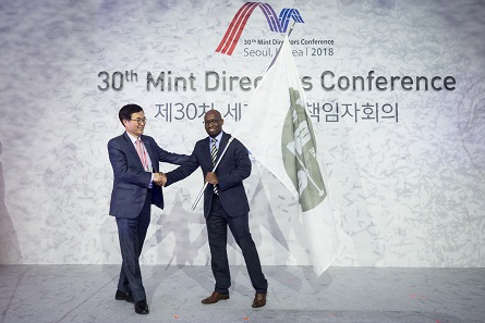 In 2020 the next MDC will take place. It will be hosted by South Africa. South Korea passes the flag to South Africa. Photo: MDC 2018.