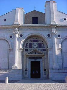 Façade of the Templum Malatestianum. Source: cblumens / Wikipedia.