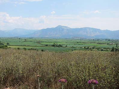 The Nekromanteion is situated in a fructiferous alluvial plain at the foot of mountains. Photograph: KW.