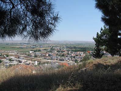 View at modern Pharsalos from the place where allegedly the acropolis is situated somewhere. Photograph: KW.