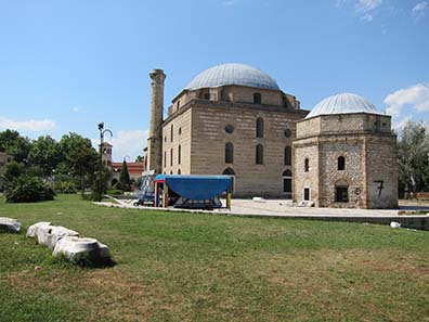 Complex of the Mosque of Sinan, ancient remains in the foreground. Photograph: KW.