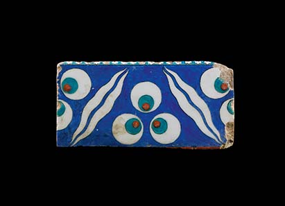 No. 519: Iznik tile with cintamani. Ottoman Empire, c. 1580. 25 x 12 cm. Estimate: 1,000 Euros. Price realized: 34.500 Euro.