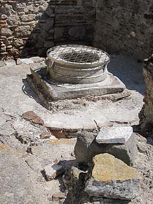 The Frankish fountain in the Byzantine basilica. Photograph: KW.