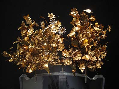 Gold wreath in the Archaeological Museum of Thessaloniki. Photograph: KW.