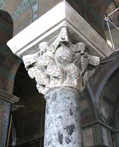 Capitel with acanthus leaves -'gone with the wind'-style. Photograph: KW.