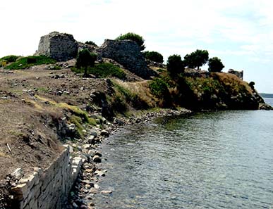 Ancient court walls with view at the Byzantine fortress. Photograph: KW.