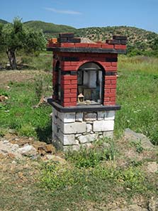 Funerary chapel alongside the way. Photograph: KW.