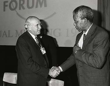 Abb. 4: Nelson Mandela and Frederik de Klerk meeting on the occasion of the World Economic Forum in Davos in 1992. From Wikipedia.