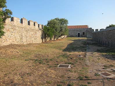 Court of the castle. Photograph: KW.