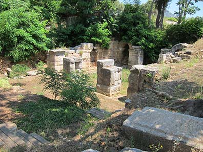 Roman gate in honor of Emperor Hadrian. Photograph: KW.