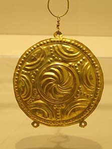Earring in the shape of a Macedonian shield. Photograph: KW.