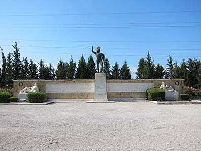Monument reminding of the Battle of Thermopylae. Photograph: KW.
