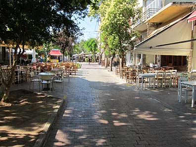 Pedestrian zone of Thebes early in the morning. Photograph: KW.