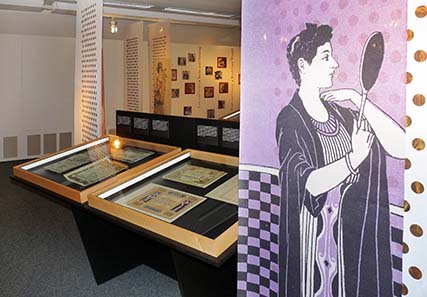 Wallcharts inform about the objects in the showcases.