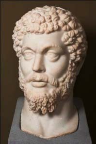 Colossal head in white marble of Roman Emperor Marcus Aurelius (161-180 AD). © K.U. Leuven, Bruno Vandermeulen, Danny Veys.