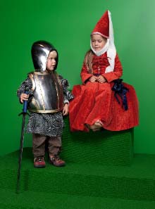 For once, children are not only allowed to look at medieval weapons and suits of armour, they can actually touch them and even wear armour. In the 'Knight's Room' girls can dress up as a medieval lady and boys can put on a knight?s harness and have their photograph taken.© Swiss National Museum.