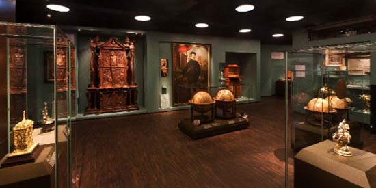 Cabinet of curiosities from outside. Photo: HMB Philipp Emmel.