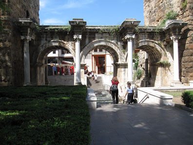 Central part of Hadrian's Gate. Photo: KW.